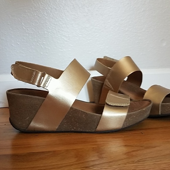 Clarks Golden Sandals - Picture 1 of 8